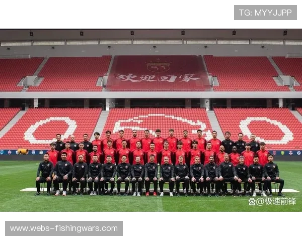 哨响时刻，上海海港替补席冲入场内庆祝卫冕成功